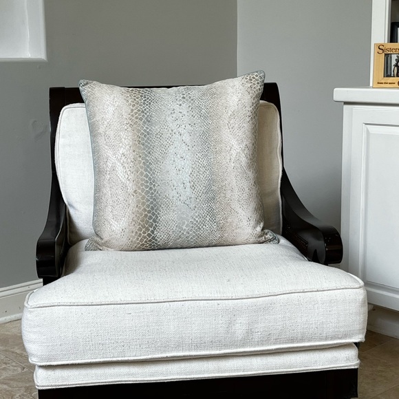 Ryan studio Lizzie 21x21 down filled pillow - Picture 1 of 5